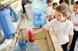  Bacteria de origen fecal enferm&#x00F3; a cientos en Aserr&#x00ED;. Los estudiantes de la escuela Manuel Hidalgo llevan sus botellas para llenarlas con agua tratada por un purificador.A. Ot&#x00E1;rola.