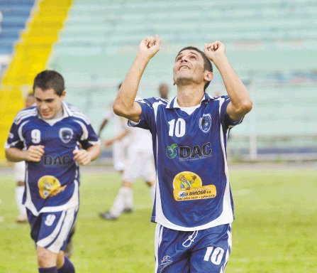 Griegos caminan a paso firme en Liga de Ascenso. Gustavo Hernández (10) festejó el gol de la victoria.J. Rivera.