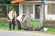  Anciano muere atropellado por motocicleta en Guápiles. La víctima quedó debajo de la motocicleta. Oficiales del tránsito tomaron las medidas y recolectaron indicios.Réiner Montero.