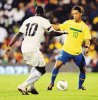 Ronaldinho llenó las expectativas. Ronaldinho mostró su magia, incluso por poco hace un gol. Aquí trató de hacerle la finta al ghanés Kwadwo Asamoah.EFE.