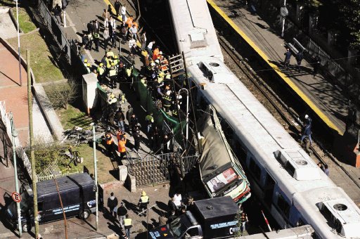  11 muertos y  212 heridos  En choque de trenes y autob&#x00FA;s en Argentina