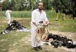 Subi&#x00F3; a 40 el n&#x00FA;mero de muertos. Un residente recoge la ropa de los aldeanos que fueron blanco de un atentado suicida durante el funeral al noreste de Pakist&#x00E1;n. REUTERS.