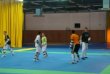 Dormir, comer y pensar en taekwondo. Moitland (camisa naranja) se entrena junto a sus compa&#x00F1;eros de selecci&#x00F3;n Katherine Alvarado y Heiner Oviedo en el Centro de Alto Rendimiento en Barcelona. Archivo.