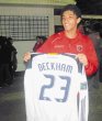  Valle con un tesoro en su armario. Luis Miguel pos&#x00F3; con la camiseta de Beckham. J. Solano.