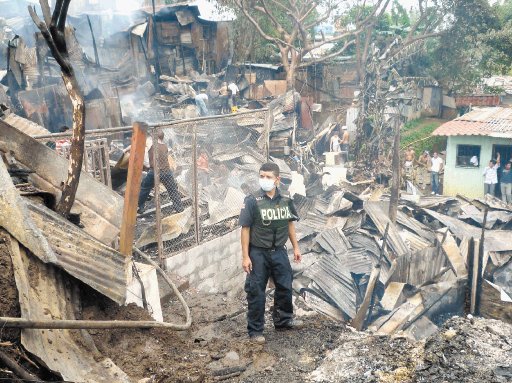  Da&#x00F1;o en sistema  el&#x00E9;ctrico caus&#x00F3; incendio  que dej&#x00F3; a 90 en la calle  En La Milpa de Guarar&#x00ED;, Heredia