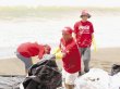  Voluntarios limpian costa puntarenense . Voluntarios no dudaron en limpiar la playa. Cortes&#x00ED;a FEMSA.