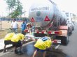  Miles sin agua ayer por fugas. Durante el sábado camiones cisternas llevaron agua a miles de personas afectadas con los cortes del servicio en diversas comunidades de San José. Katherine Chaves.