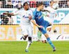 Schalke sufrió ante Hoffenheim. El Hoffenheim le salió respondón al Schalke. Aquí Jefferson Farfán del Schalke (blanco) disputa el balón con Johnson. AP