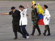  FARC libera a últimos militares. César Lasso y Luis Alfredo Moreno, felices de ser libres. EFE.