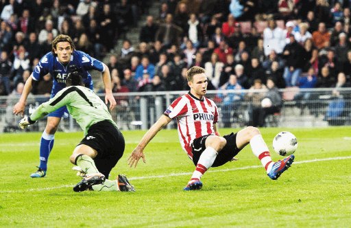 Esteban Alvarado se comió dos goles Falló en la derrota del AZ 3-2 ante el PSV