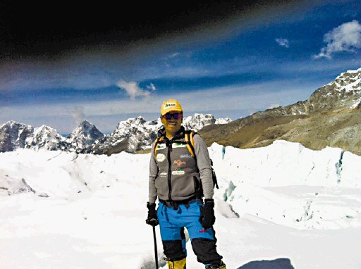 Warner con los nervios de punta Confiesa que ha sentido miedo al atravesar la cascada de hielo de Khumbu