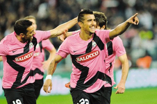  “Juve” acaricia título Le lleva tres puntos de ventaja al Milán, en Italia
