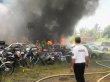  30 carros destruidos durante incendio. Cuando los bomberos llegaron, las llamas estaban fuera de control y ya habían arrasado con varios autos. Mario Guevara.