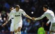 El Madrid golea al Sevilla. Karim Benzema uno de sus goles celebra con Cristiano Ronaldo. AFP. 