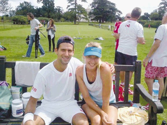  Muy buenos amigos. Djokovic y Sharapova se tomaron esta fotografía durante la pausa de su entrenamiento.