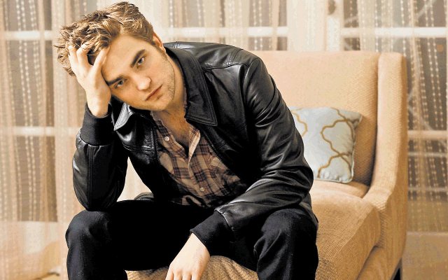  Pattinson buscó refugio en amiga. Se dice que el actor anda inconsolable.Web.