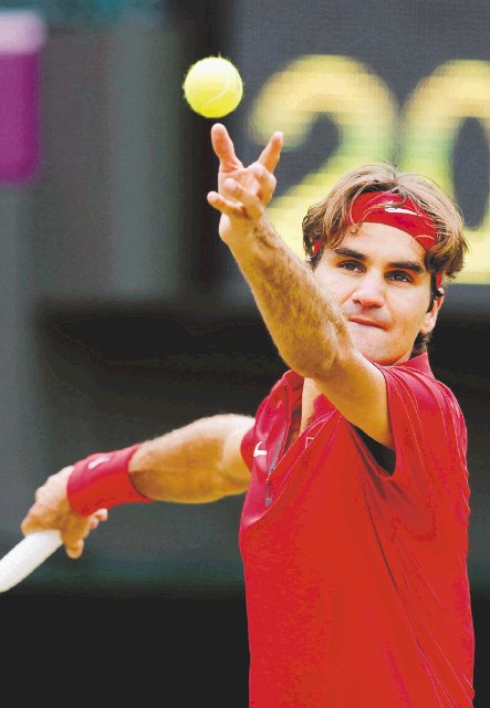  Federer sufre, pero avanza. Federer avanzó ayer a cuartos de final pero en dobles perdió contra la dupla de Israel. EFE.