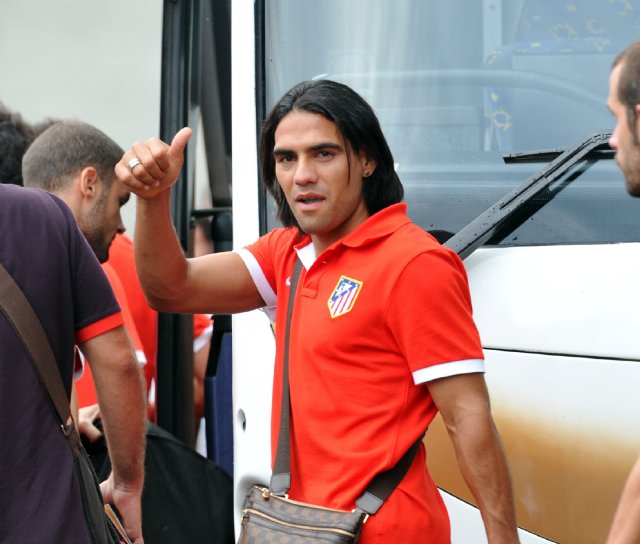 Llegó el Atlético de Madrid. El colombiano saludó a los aficionados que estaban en el Aeropuerto Juan Santamaría. Carlos Borbón.