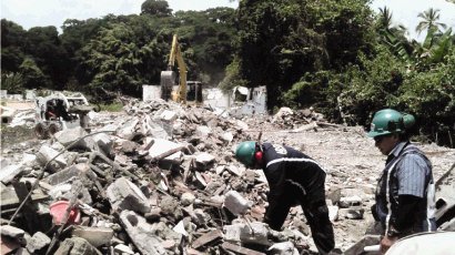  Finalizaron las obras de demolición en Punta Uva. Con tractores y equipo especial se destruyeron los cimientos de las obras. Cortesía SINAC.