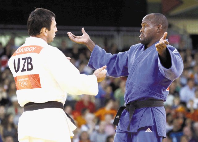  Mordió a su rival. “Llevo cuarenta años en esto y nunca he visto algo así”, aseguró el judoca cubano.AP.