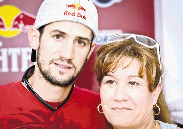“Ya no tengo miedo a nada”. Danny Torres con su madre Rosy, en Madrid Karina MacDonald.