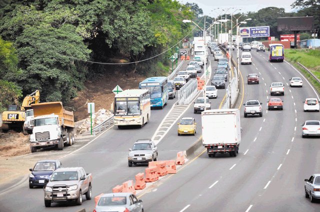 Reparación definitiva de hundimiento se iniciará lunes. Por la carretera General Cañas transitan diariamente 90 mil vehículos. Manuel Vega.