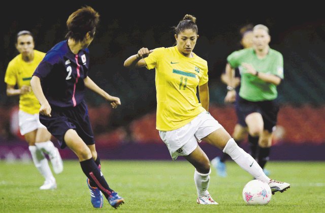  Las tachó de “mezquinas”. Cristiane, una de las estrellas brasileñas, poco pudo hacer para evitar la derrota ante Japón, en el fútbol. AP.