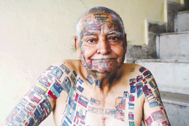 Lleva tatuadas 500 banderas de países. En su cuerpo lleva 185 mapas de países. EFE.
