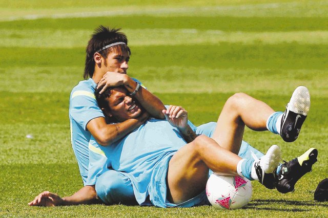  Brasil ante “matagigantes”. Neymar y Thiago Silva, bromearon durante el entrenamiento, antes de medirse a Honduras.EFE.