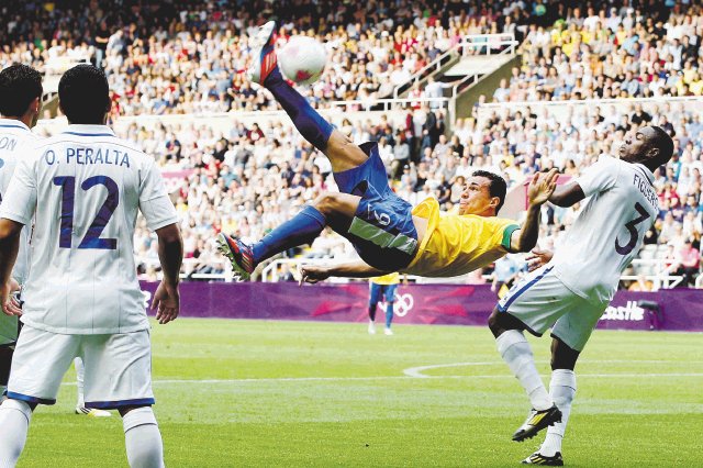 Brasil saltó asemifinales. Leandro Damiao fue el verdugo de la selección Hondureña, a la cual le hizo dos goles.AFP.