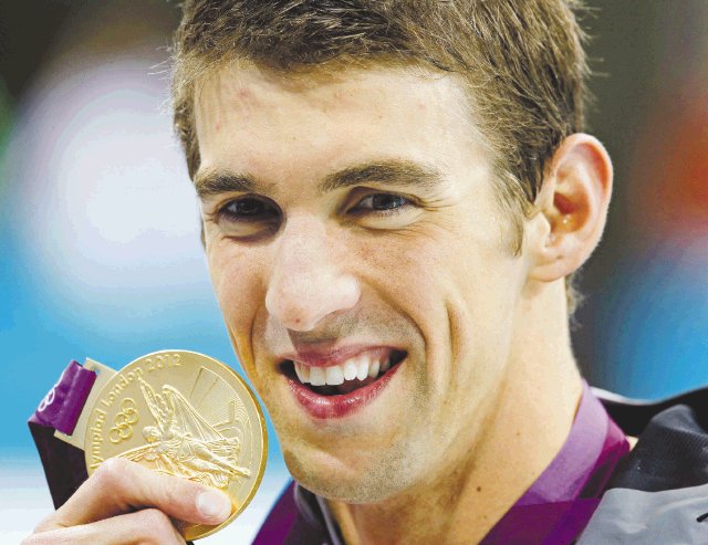  ¡Adiós campeón!. Phelps recibe la medalla de oro ayer tras la victoria de su equipo en la final de relevos 4x100 masculino, llegando así a 18 medallas de oro en su carrera y 22 en total en juegos olímpicos.EFE.