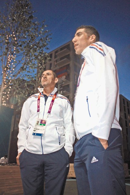  Paolo en Londres. Paolo Montoya comparte con su padre y entrenador Rodrigo Montoya en la Villa Olímpica en LondresCORTESIA CON.
