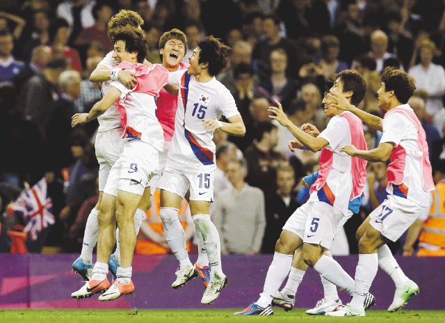  Corea aprovechó maleficio. Los coreanos celebran la clasificación semifinales.AP.