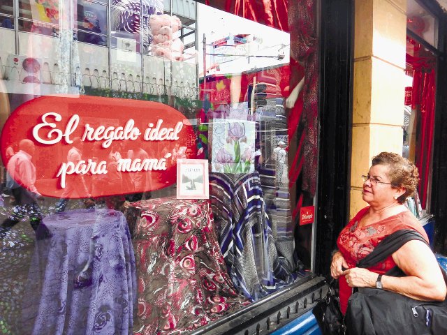  Ropa y celulares seducen a mamá. Teresa Jiménez llegó de San Rafael de Heredia a San José para “ventanear” y comparar precios de los artículos. Herlen Gutiérrez.