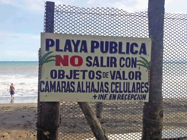  Fuera de control ola de asaltos en Puntarenas. El rótulo es muy claro: los delincuentes mandan en playas puntarenenses. Andrés Garita.