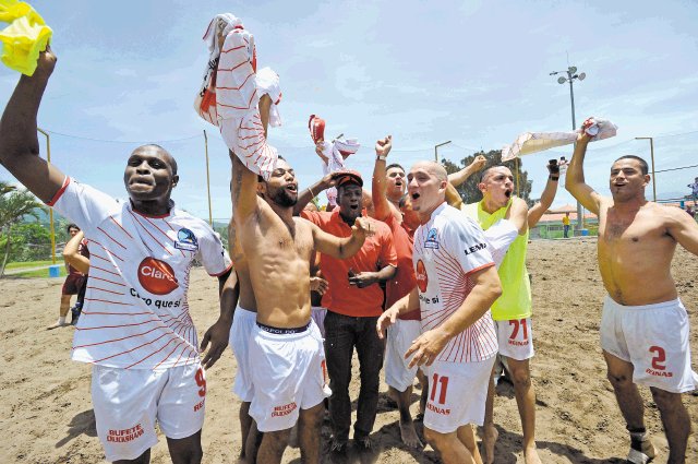  Pundonor y garra caribeña. Los jugadores limonenses hicieron suya la cancha de Hatillo para celebrar a lo grande la obtención del campeonato en el fútbol playa en el campeonato 2012.José Rivera.