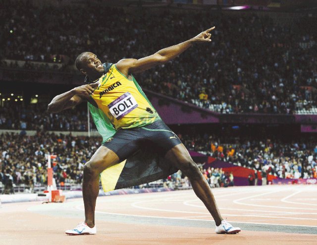  “El Relámpago” fulminó. Usain Bolt hace su característica celebración tras ganar la prueba de los 100 metros.EFE.