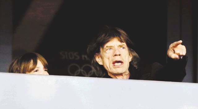 Famosos en los Juegos. Mick Jagger dijo presente para observar el atletismo. AP.