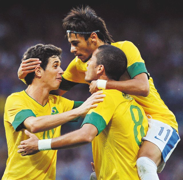  Brasil irá por su primer oro. Brasil podría llevarse de Londres el único trofeo que falta en las vitrinas de la “canarinha”.AFP.