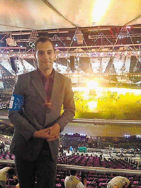 Luis Fdo. Jiménez, de Canal 6 en Londres: “no me gustan los taxis”. Vivió los actos de inauguración en el Estadio Olímpico de Londres.tomado de Facebook.