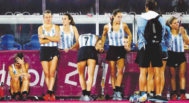 No fueron tan “Leonas”. Las jugadoras argentinas no pararon de lamentarse.EFE.