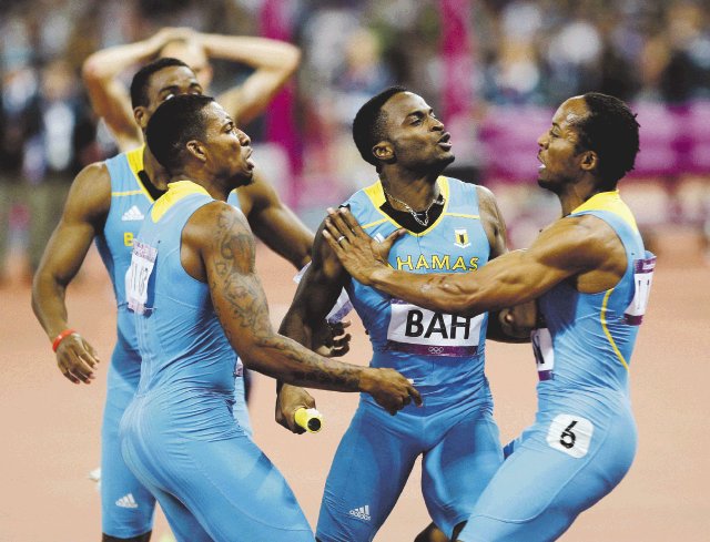  Bahamas destronó al gran favorito. Los caribeños celebraron a lo grande su presea dorada.AP.
