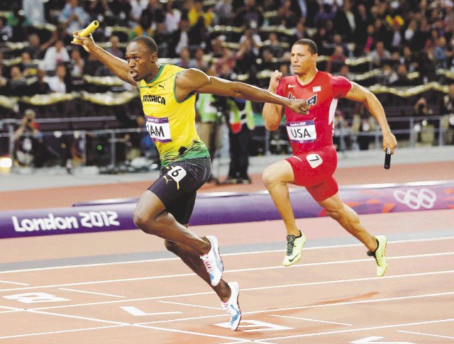  Bolt: bólido imparable. Usain Bolt superó al estadounidense Ryan Bailey para sumar su tercero oro en las justas. AP.