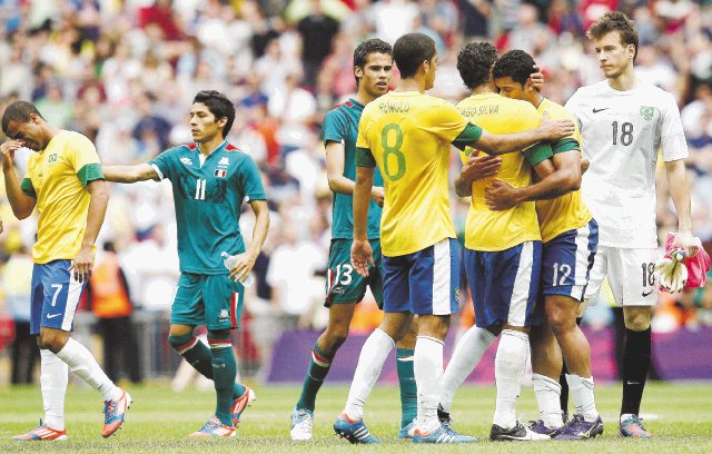  Romario le cortó la cabeza. Brasil mostró su desilusión al no ganar la final ante México AP.