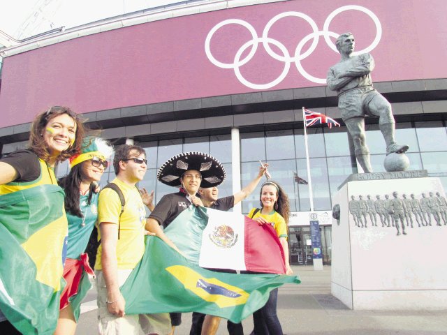 No es el mismo , pero es Wembley. Al menos la estatua del legendario jugador inglés Bobby Moore nos remite a la edad dorada del estadio..A. Alfaro