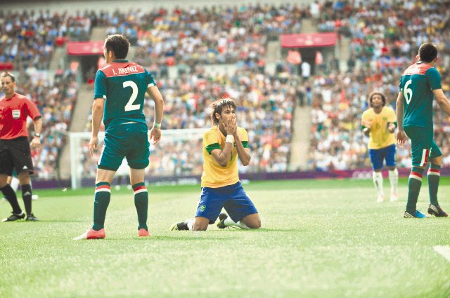  Bebeto... Ronaldo... ¡Neymar!. Neymar lo sufre ante México. La ilusión de Brasil de ganar su oro simplemente se esfumó.Antonio Alfaro