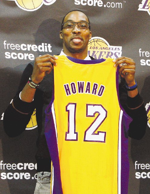 Howard llegó a Hollywood. Una vez más los Lakers se apoderan de la gran figura de Orlando, como sucedió con ‘Shaq’.Ap.