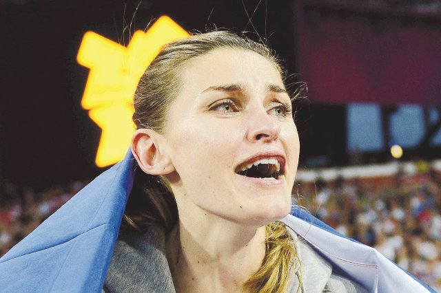  Rusa reina en la altura. Chicherova no ocultó sus lágrimas al conseguir su oro.AFP.