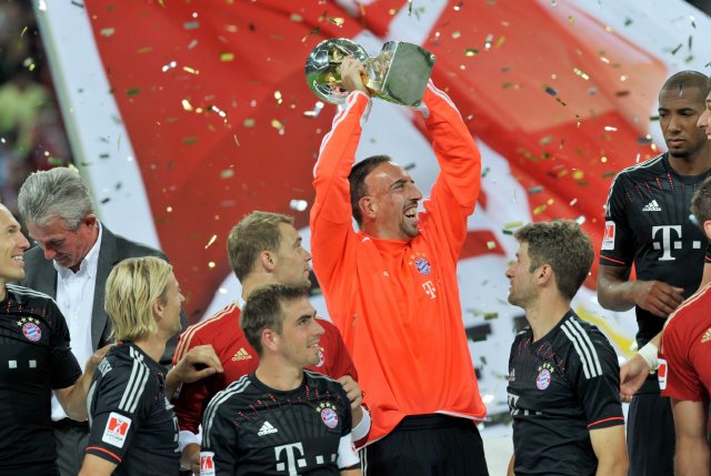 El Bayern Múnich logra la Supercopa al batir al Borussia Dortmund. El jugador Franck Ribery (c) del Bayern Munich celebra hoy luego de que su equipo se adjudicara la Supercopa de Alemania al vencer 2-1 al Borussia de Dortmund en el Allianz Arena en Munich, Alemania. EFE.