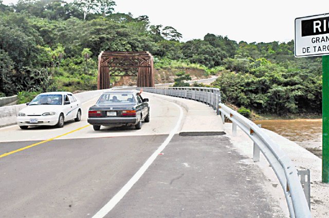  Listo puente en Turrubares. El puente está habilitado desde el 3 de agosto. Jorge Umaña.
